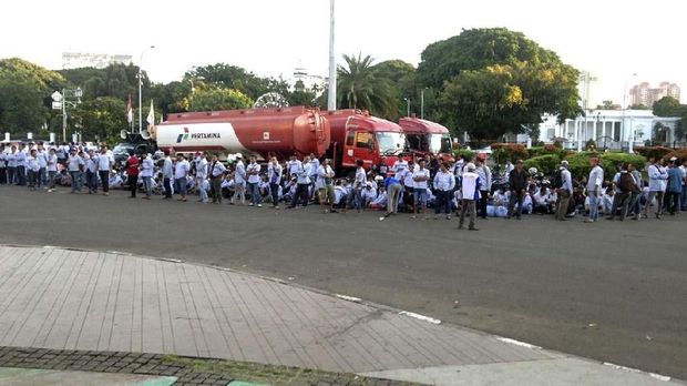 Massa Bajak 2 Mobil Tangki PT Pertamina di Istana Presiden, 'Kalau Tak Ada Respon Mobil Dibakar'