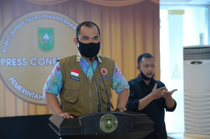 Petugas Lakukan Pemadam Karhutla di Desa Klemantan Bengkalis