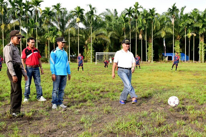 Buka Turnamen Sepak Bola Desa Cup 2017, Rosman Serahkan Bantuan Rp 5 Juta 