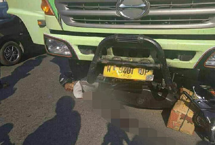 TRAGIS...Nekat Salib Truk Tronton, Ayah Tewas Terlindas, Anak Tewas Terhempas, Ini Fotonya