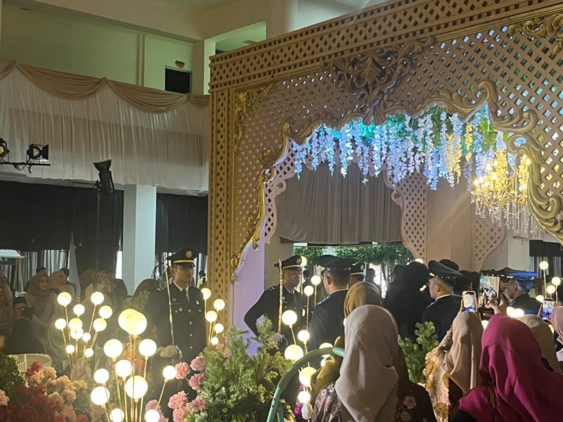 Bupati Kampar Ahmad Yuzar Jadi saksi Nikah, Sekda Kampar Jadi Pembina Upacara Pedangpora Pesta Pernikahan Novia Putri Anggraini, S.Tr.I.P dengan Bora Indra Purnama, S.Tr.Tra,d