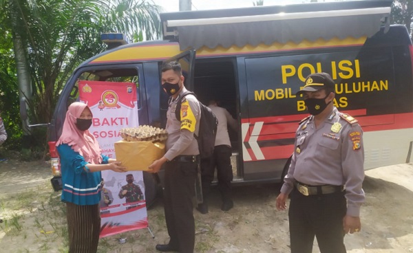 Polres Rohil Salurkan Bantuan Ratusan Paket Sembako dan Ribuan Masker pada Warga Tak Mampu