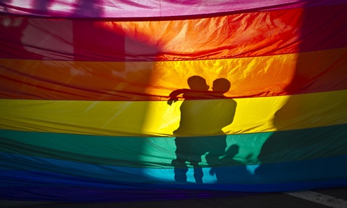Delapan Pasangan Gay Ini Tertangkap Razia Satpol PP Saat Sedang Gelap-gelapan
