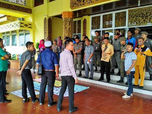 MULUTMU HARIMAUMU... Gara-gara Ini, Massa APMKP Desak Kadisdik Pelalawan Dicopot