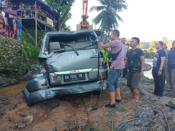 Bawa 8 Orang Sekeluarga, Mobil Suzuki APV Terjun ke Sungai, 1 Tewas, 2 Hilang 