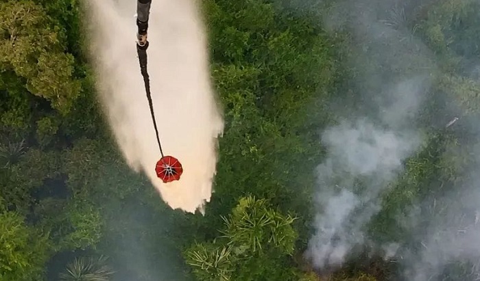 Heli Water Bombing Dikerahkan Padamkan Karhutla di Inhu dan Bengkalis