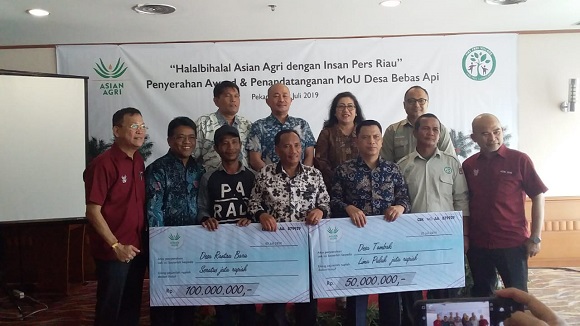 Asian Agri Serahkan Penghargaan pada 2 Desa Bebas Api di Riau