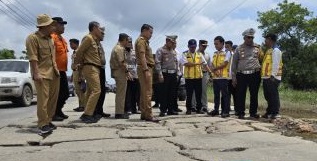 Polda Riau Temukan 2 Titik Jalan Rusak di Pelalawan, Jalur Mudik Ancam Keselamatan Warga