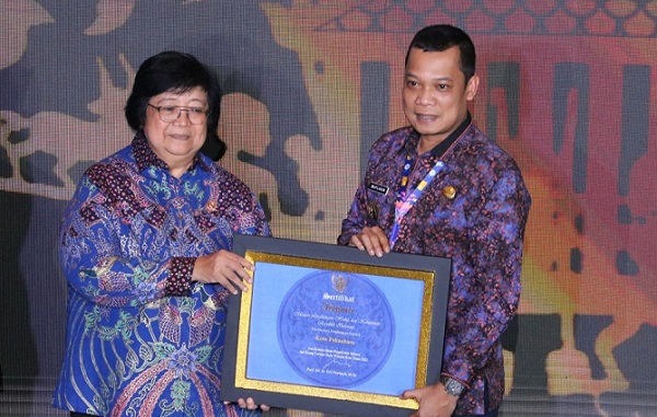 MANTAP! Pj Wali Kota Pekanbaru Terima Sertifikat Adipura