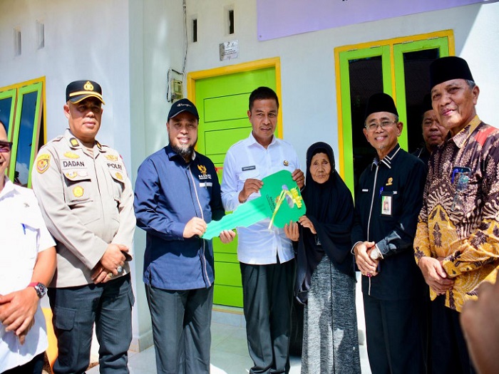 Bupati Kampar Serahkan Rumah Layak Huni Ganting Damai
