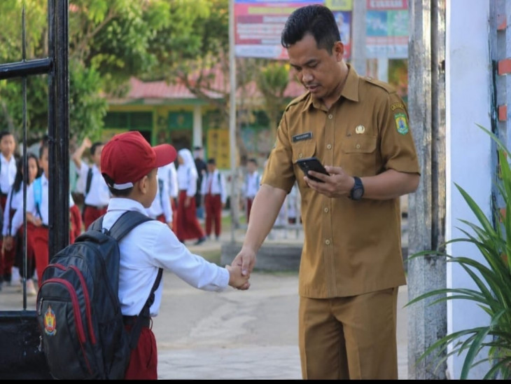 Bahasa Tubuh Guru: Pelajaran yang Tak Pernah Tertulis di Papan Tulis