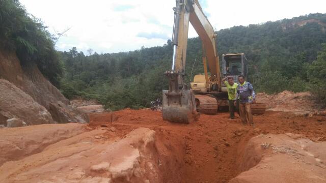 Dinas PUPR Rohul Perbaiki Jalan Longsor di Dusun Sei Bungo 