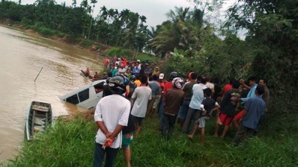 INNALILLAHI...Mobil Travel Bukittinggi-Tembilahan Terjun ke Sungai Indragiri di Rengat, Dua Meninggal Dunia