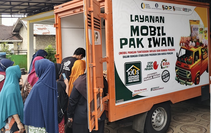 Mobil Pak Iwan Layani Kebutuhan Pangan Warga di Jalan Hibrida Kulim