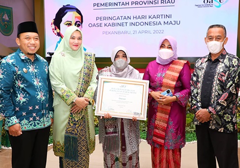 Chairani, Pegiat Sosial Budaya di Tualang Terima Penghargaan dari Iriana Jokowi, Ini Apresiasi Wabup Husni Merza