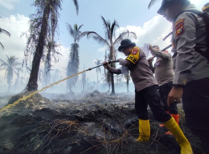 Kapolres Inhil Turun Langsung Padamkan Karhutla di Kecamatan Kempas