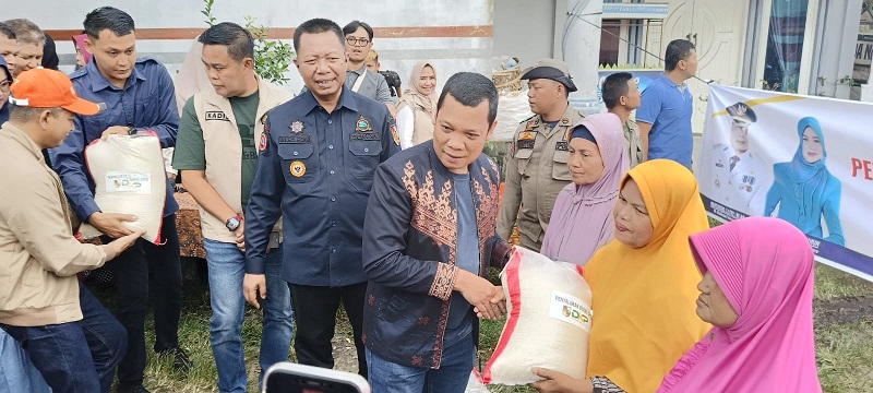 Pemko  Pekanbaru Serahkan 10 Ton  Beras CPPD Bagi Warga Terdampak Banjir di Meranti Pandak dan Sri Meranti