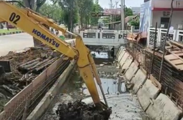 SIAP-SIAP! Puluhan Beton Penutup Drainase di Jalan HR Soebrantas Segera Dibongkar Pakai Alat Berat