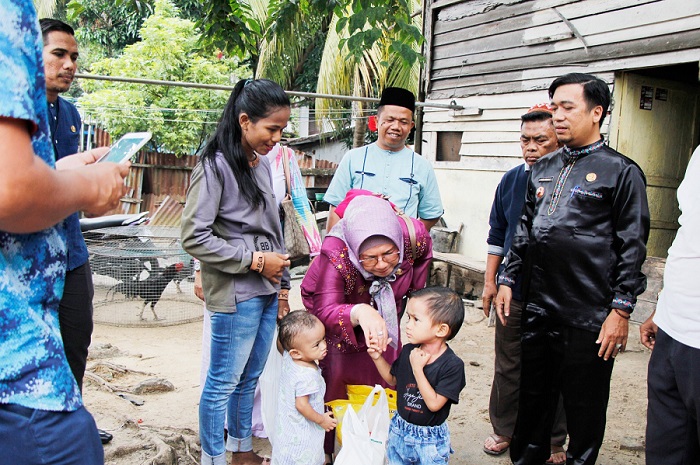 Bapak Ibu Asuh Bergerak, Jajaran Disketapang Distribusikan Bantuan Anak Asuh Stunting di Kampung Dalam