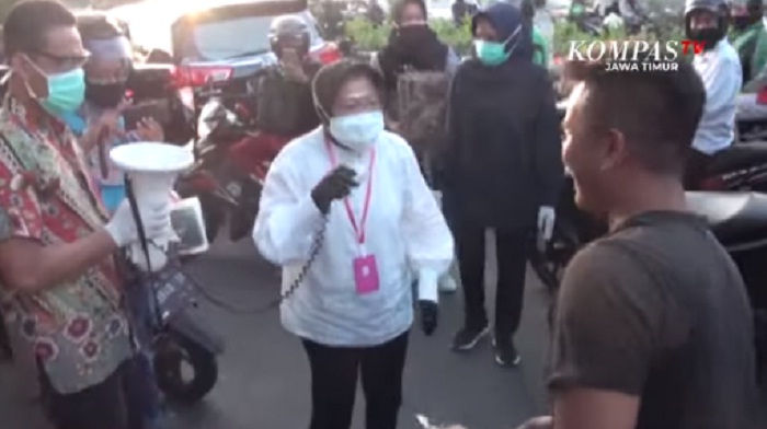 Warga Dihukum Push-up karena Tak Pakai Masker, Risma: Awas Kalau Diulangi, Aku Masukin Kamu ke Kandang Macam