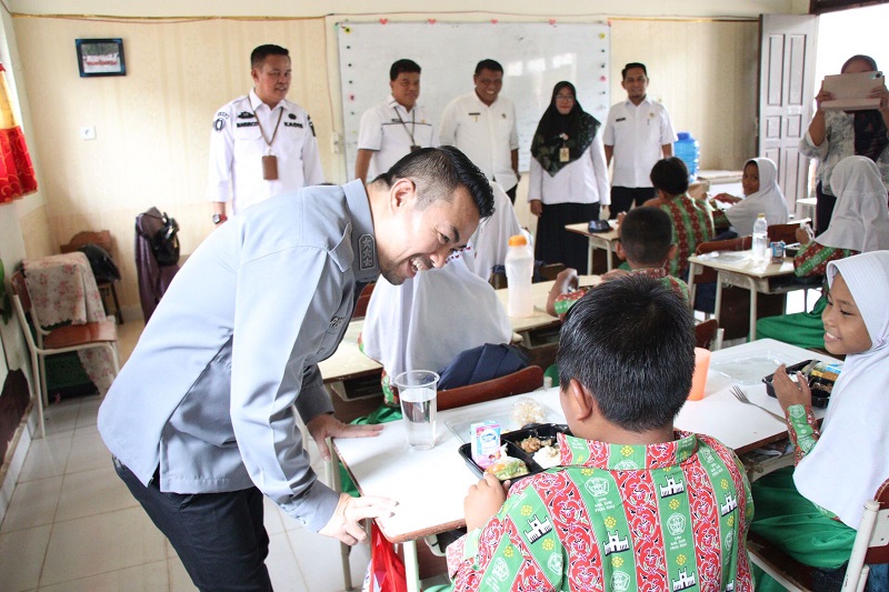 Simulasi Pemberian Makan Siang Bergizi  di SDN 185 dan SMPN 49 Okura,  Risnandar: Lancar, Tapi SOP nya Tetap perlu Didudukkan...