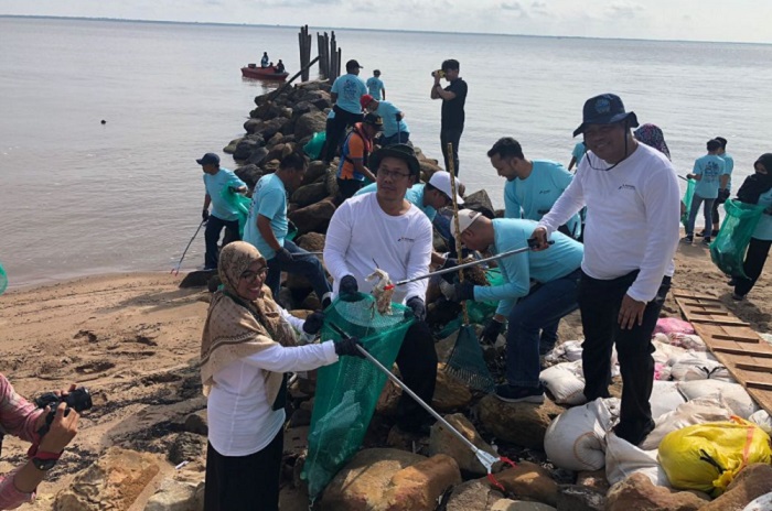 DLHK Riau Bersih-bersih di Pantai Marina Dumai