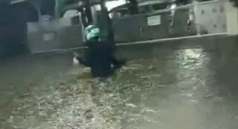 SALUT...Abang Ojol Nekat Terjang Banjir Demi Antar Pesanan ke Pelanggan