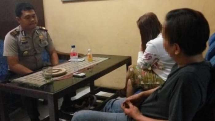 Lagi Asik Mesum, Janda Muda dan Brondongnya Digerebek Satpol PP, Tarifnya Gak Mahal-mahal Kali