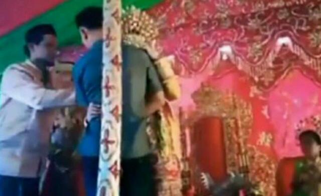 Heboh! Beredar Video Baku Hantam di Pelaminan Gara-gara Pengantin Wanita Peluk Mantan, Tendangan Mertua Melayang