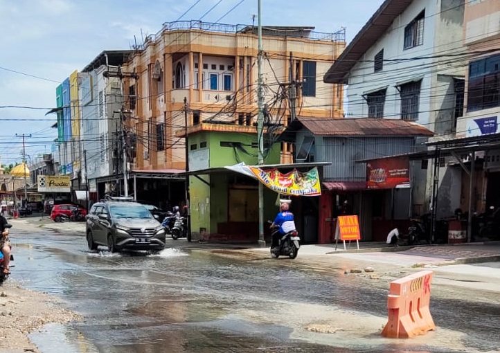 PAK WALIKOTA! Sudah 10 Hari Pipa PDAM  Tirta Siak di Jalan Cempaka Bocor, Jalanan  Banjir...