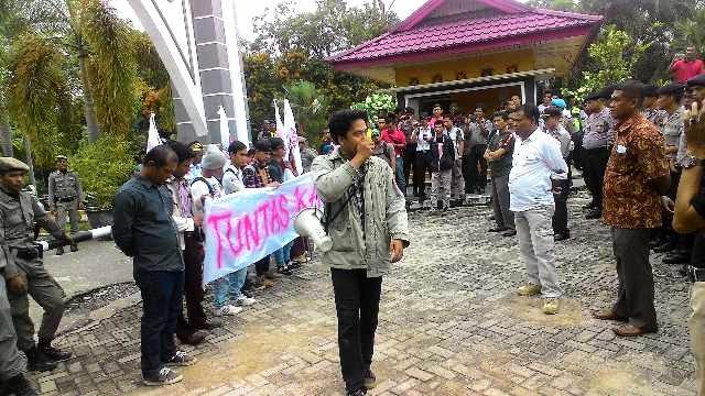 Massa Pospera Minta Bertemu dengan Bupati, Jika Tidak Mereka akan...