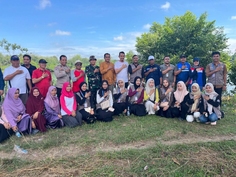 Pemkab Kampar Bersama Mahasiswa KKN Universitas Pahlawan Tanam 100 Bibit Pohon di Desa Batu Belah