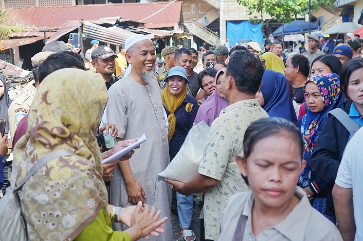 Wako Salurkan Bansos untuk Pedagang Korban Kebakaran Pasar Pulau Payung