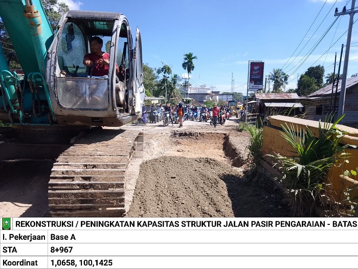 Jelang  Idul Fitri, Dinas PUPR-PKPP Riau-UPT VI Rokan Hulu Perbaiki Jalan Lintas Rantau Berangin-Sumut
