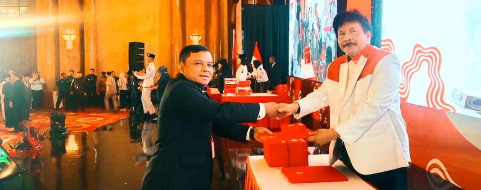 Pemkab Kuansing Tenerima Duplikat Bendera Pusaka