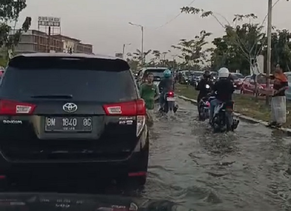 Tahun Berganti, Banjir di Jalan Sudirman Ujung-Sembilang Pekanbaru  Setinggi Lutut  Tak Tertangani...