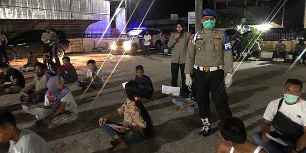 Tetap Keluyuran  di Pinggir Jalan Lintas Kandis, 77 Warga Diangkut ke kantor Polisi