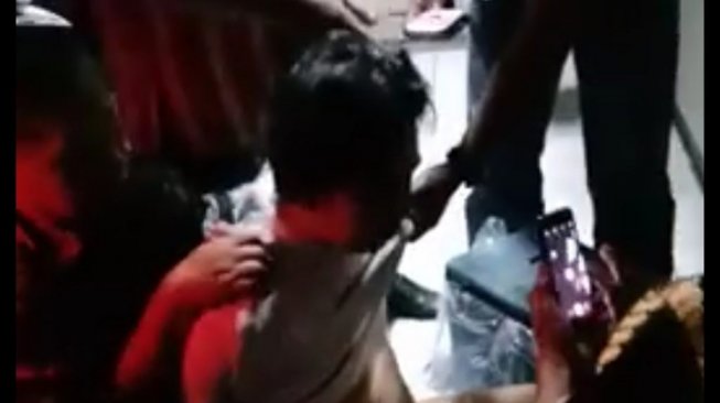 Yang Lain Sibuk Pesta, Parji Kepergok Masuk ke Kamar Pengantin Perempuan, Lalu Diamuk Warga