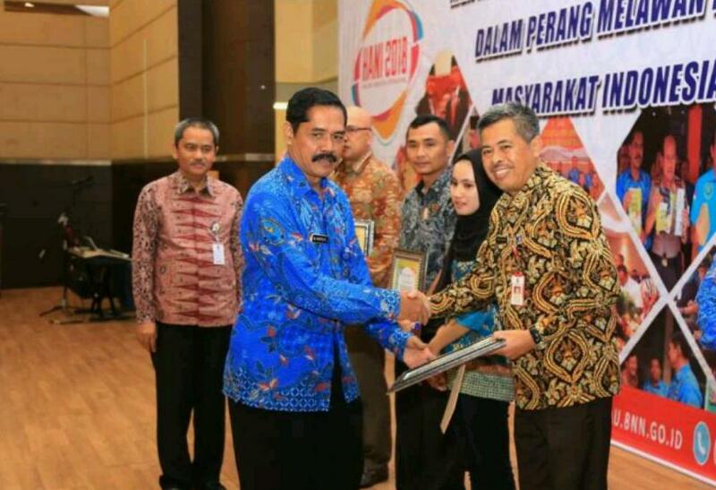 Diskominfotik Riau Terima Penghargaan dari BNN Provinsi Riau