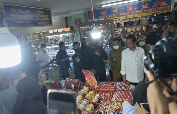 Jokowi Lihat Optimisme Pedagang di Pasar Bawah Pasca Pencabutan PPKM