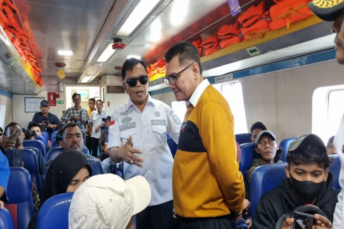 Turun ke Pelabuhan Tanjung Harapan, Asmar Jelaskan Regulasi Baru Pemberangkatan Penumpang dari Meranti ke Malaysia
