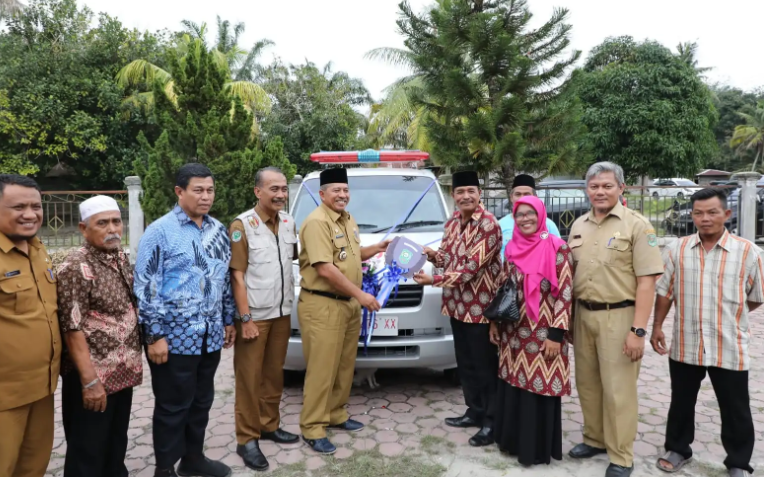 Komitmen Terhadap Pelayanan Kesehatan bagi Masyarakat, Alfedri Serahkan Bantuan Mobil Ambulance