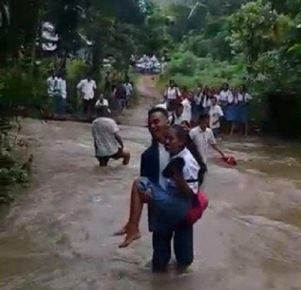 MIRIS...Kalau Sudah Banjir, Para Siswi di Sekolah Ini Harus Digendong ke Sekolah, Guru Rela Mengajar dengan Pakaian Basah