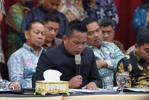 Petani Sawit Jadi Perhatian Bupati Zukri, Harga Buah Murah Gegara Jalan Rusak