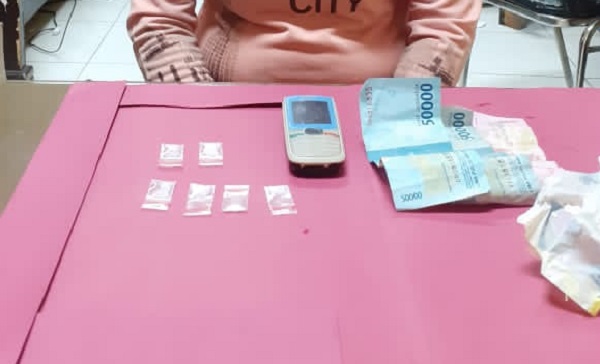 Sedang Transaksi Narkoba di Pasar Rakyat Telukkuantan, Pria dan Wanita Diamankan Polisi