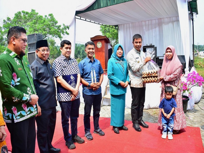 Bupati dan Ketua TP PKK Serahkan PKMK untuk Anak Stunting