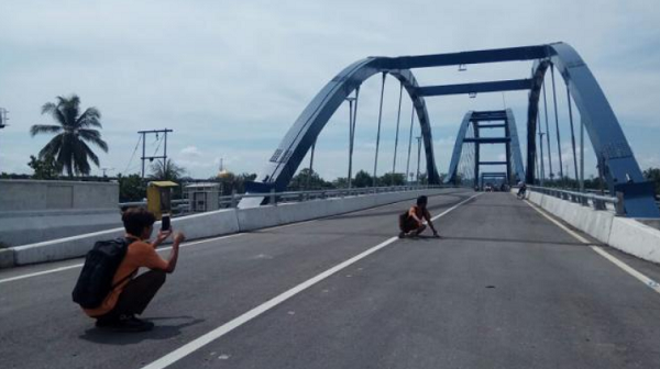 Dibuka untuk Umum, Warga Ramai Berfoto di Jembatan WFC Bangkinang