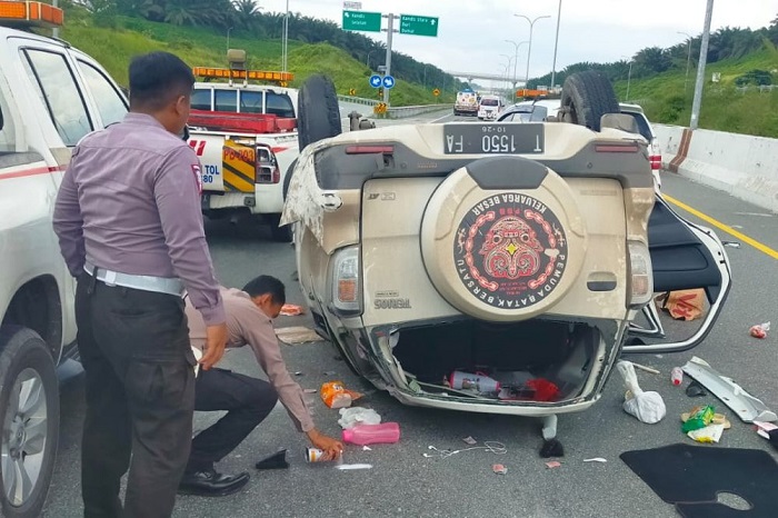 Minibus Terguling di Tol Pekanbaru-Dumai