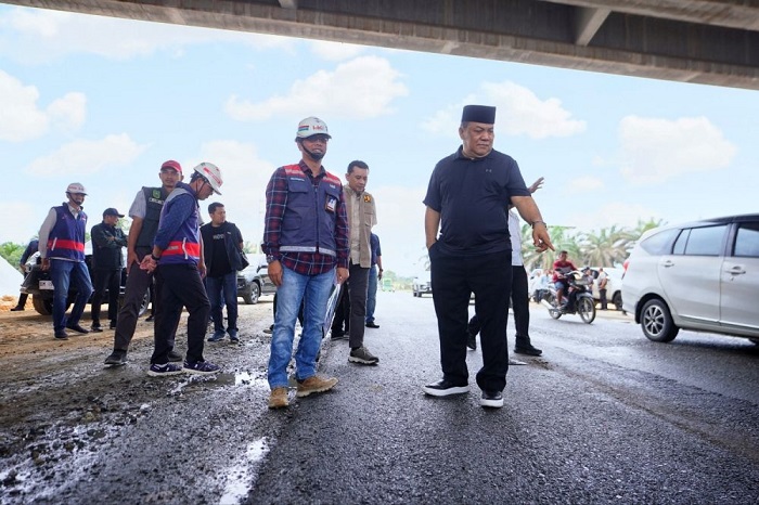 Plt Gubernur Riau Cek Progres Perbaikan Jalan Lintas Petapahan