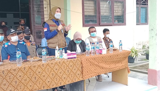 Bupati Indragiri Hulu  Serahkan Bantuan Kepada  Warga Korban Banjir di  Desa Penyaguan